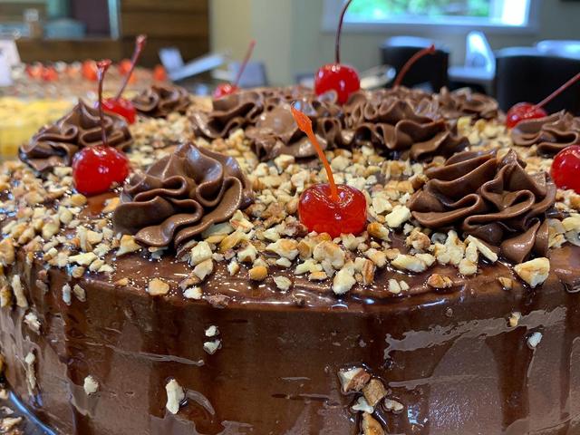 Bolo de chocolate com nozes e cerejas (Instagram da casa)