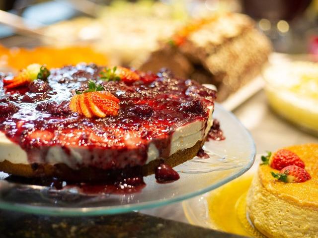 Torta com calda de frutas vermelhas (Instagram da casa)