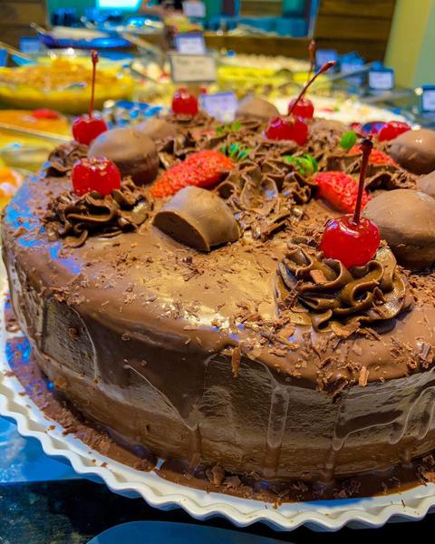 Bolo de chocolate com cerejas (Instagram da casa)