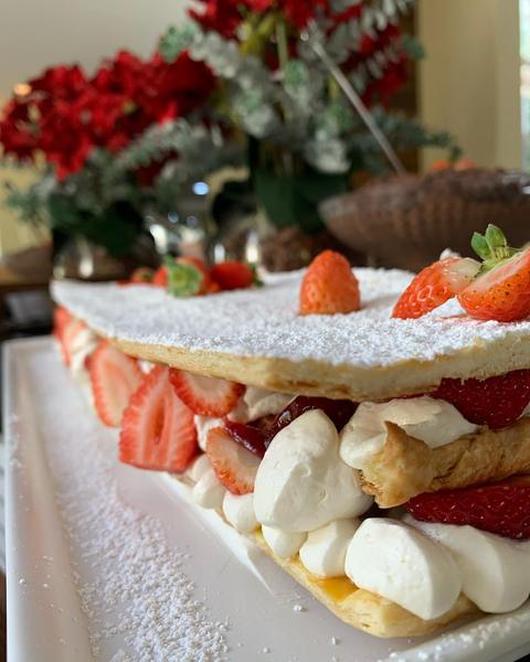 Sobremesa em camadas com morangos e chantilly (Instagram da casa)