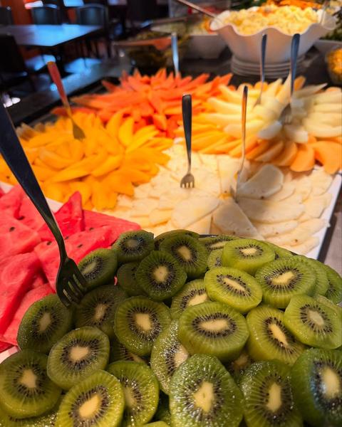 Frutas fatiadas: kiwi, melancia e manga (Instagram da casa)