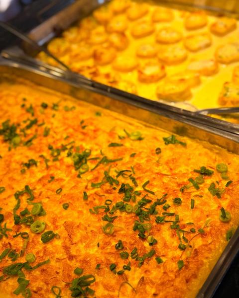 Prato gratinado dourado na travessa (Instagram da casa)