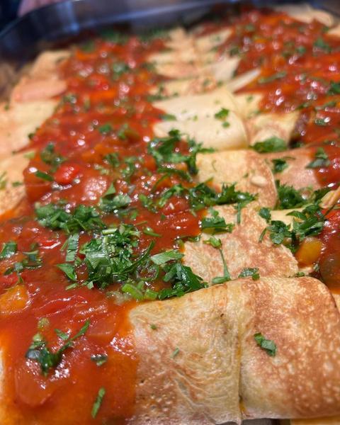 Panquecas com molho de tomate e salsa (Instagram da casa)