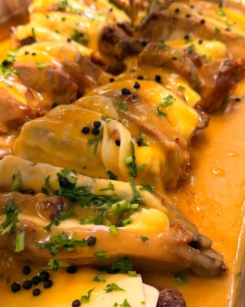 Prato quente com molho cremoso e pimenta-do-reino (Instagram da casa)