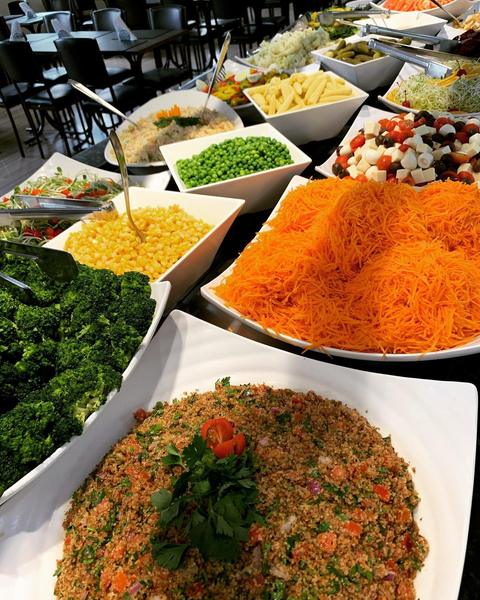 Saladas de cenoura, brócolis e grãos nas cubas (Instagram da casa)