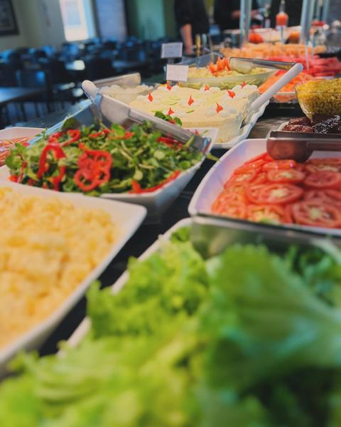 Saladas de folhas, tomate e pimentão nas cubas (Instagram da casa)