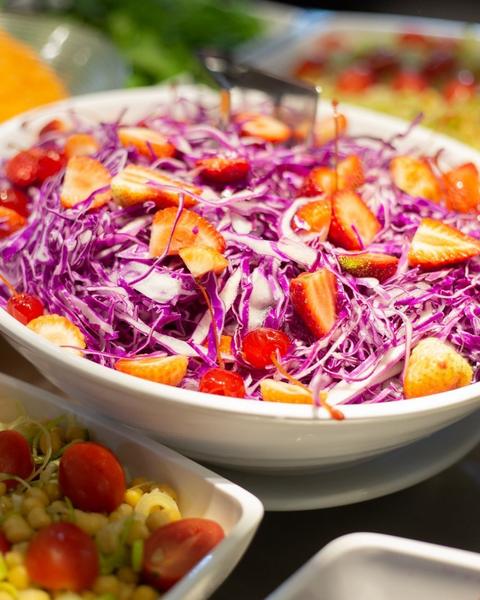 Salada de repolho roxo com morango (Instagram da casa)