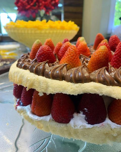 Torta de morangos com creme de chocolate (Instagram da casa)